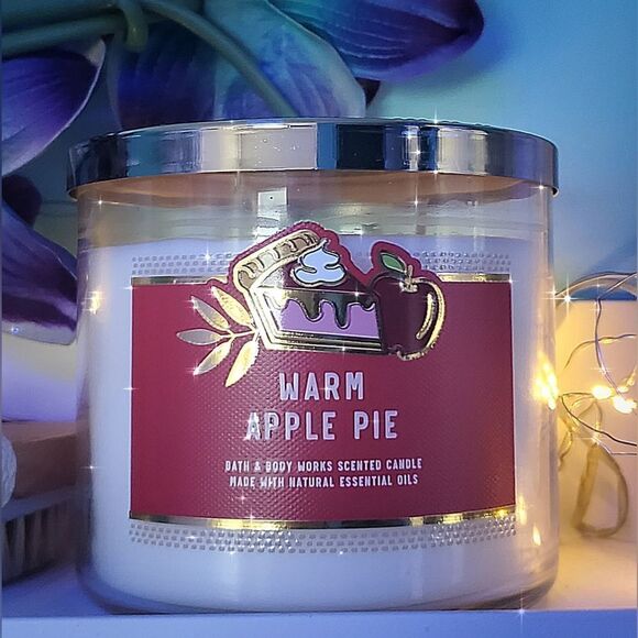 Bath & Body Works Warm Apple Pie Candle - Picture 2 of 3